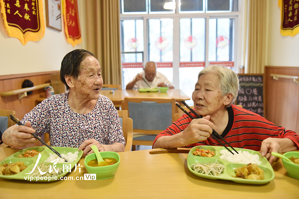 2022年10月3日，在安徽巢湖市山水华庭小区社区老年食堂，社区老人正在就餐。