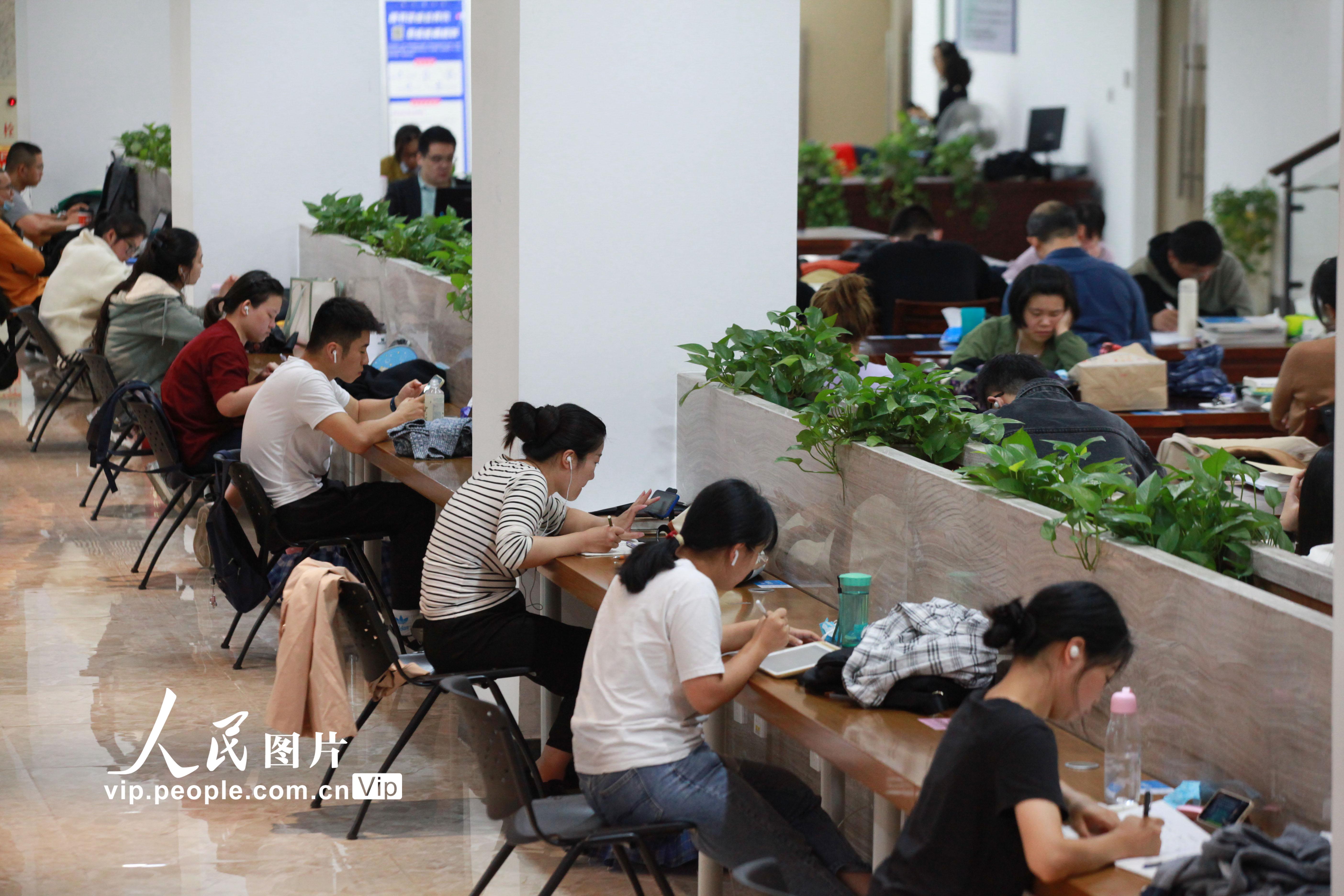 2022年10月5日，市民在南京图书馆阅读学习。