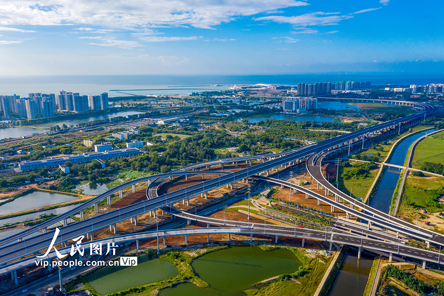 2022年10月4日，鸟瞰G15沈海高速公路海口段海秀互通桥。