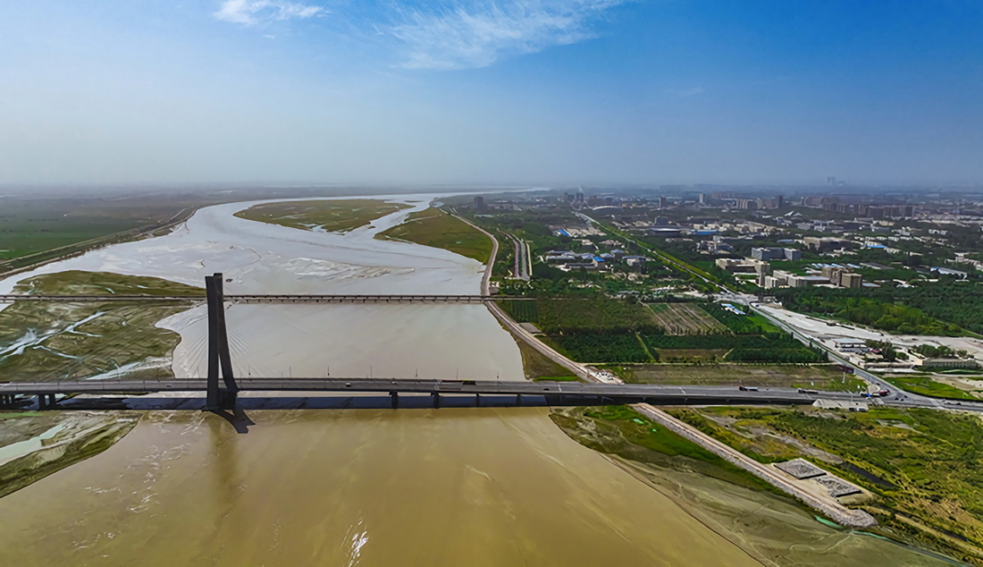 塔裡木河流經新疆阿拉爾市（2022年8月2日攝，無人機照片）。新華社發（肖玉磊 攝）