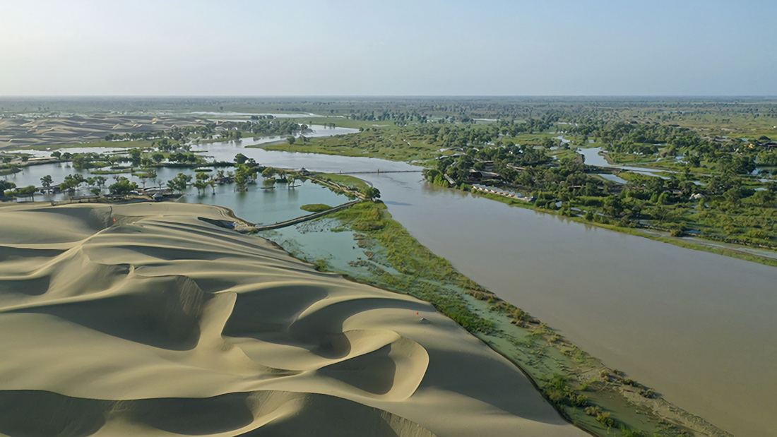 這是2022年8月20日在新疆尉犁縣羅布人村寨景區拍攝的塔裡木河沿岸景色（無人機照片）。新華社發（汪志鵬 攝）
