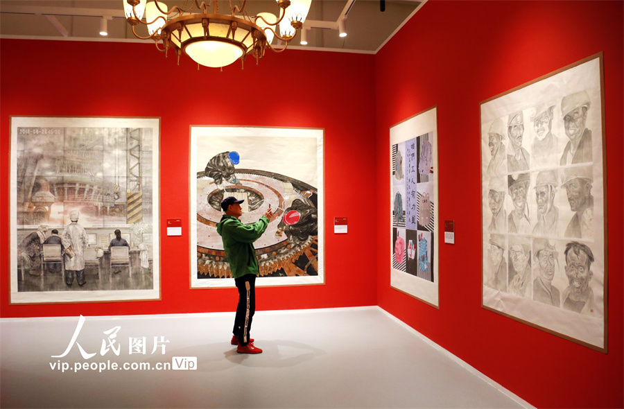 10月6日，辽宁沈阳，观众在参观“砥砺奋进・再铸辉煌”辽宁新工业题材优秀美术作品展。