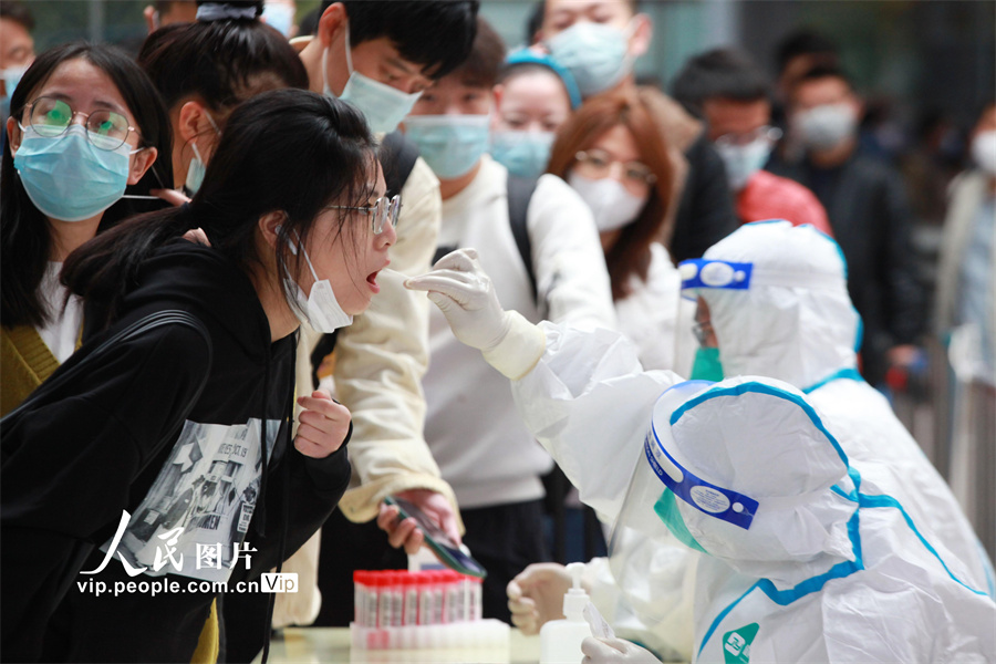 10月7日，乘坐火车抵达南京的旅客在南京火车站出站口参加新冠肺炎疫情防控“落地检”。刘建华摄