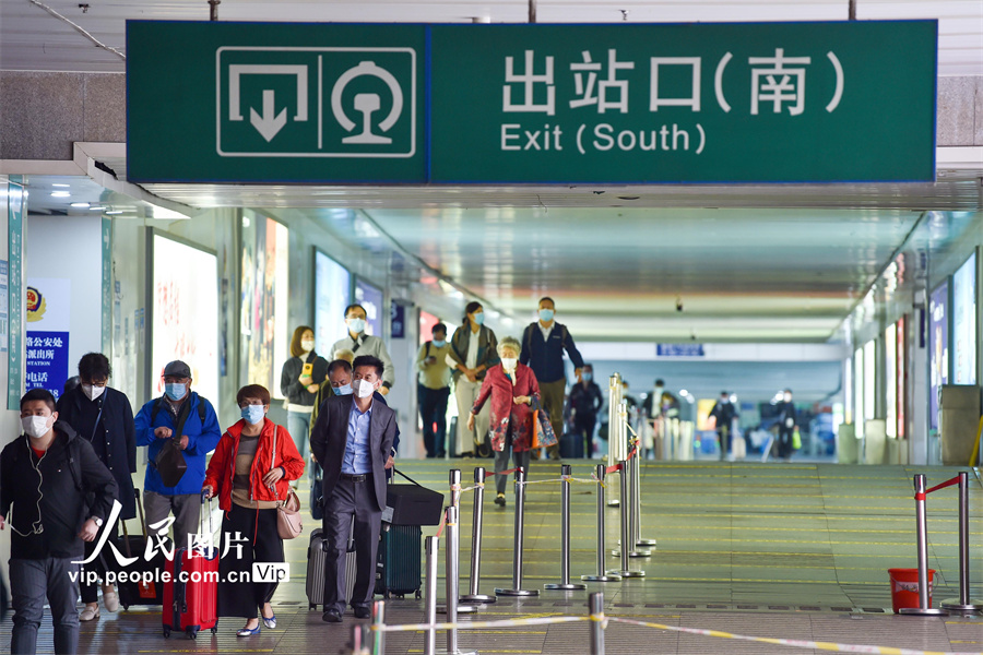 10月7日，旅客从南京火车站出站。方东旭摄