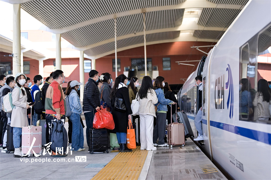 10月7日，旅客正在哈尔滨西站有序检票乘车。原勇摄