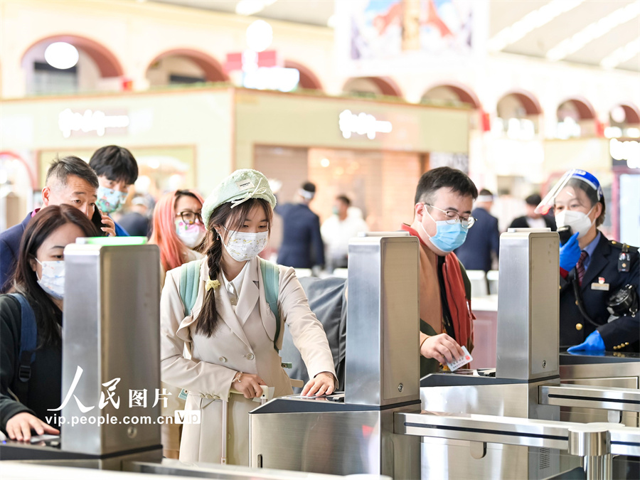 10月7日，旅客正在哈尔滨西站有序检票乘车。原勇摄