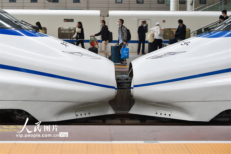 10月7日，旅客在南京火车站站台。方东旭摄