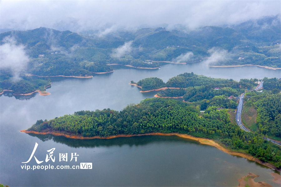 10月7日，浙江省湖州市安吉縣鄣吳鎮秋雨連綿，湖泊與公路交匯，把秋天的山鄉裝扮得格外美麗。