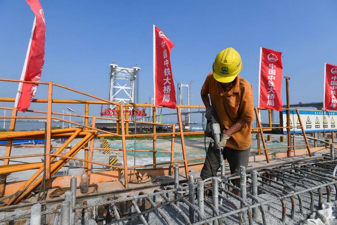10月8日，施工人員在中山智慧梁場的第155片60米混凝土箱梁上進行鑿毛作業。
