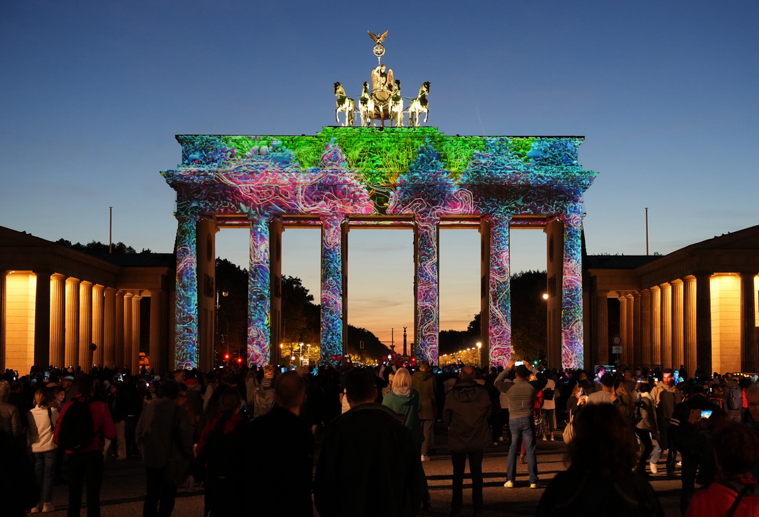 10月7日，德國柏林勃蘭登堡門被燈光點亮。
