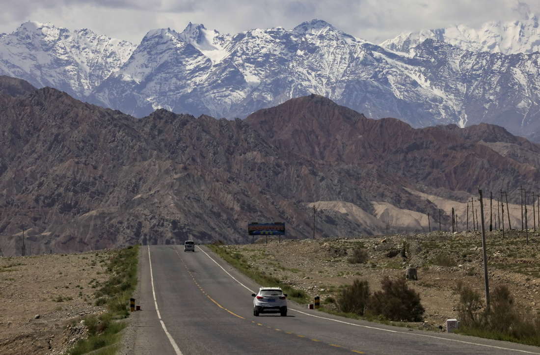 車輛行駛在連接新疆喀什市與塔什庫爾干塔吉克自治縣的國道上（2021年5月17日攝）。新華社記者 胡虎虎 攝