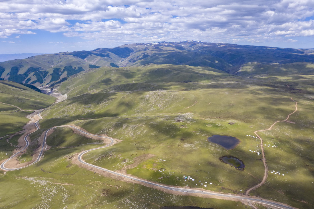 在新疆和布克賽爾蒙古自治縣鬆海灣拍攝的國道219線（2021年6月18日攝，無人機照片）。新華社記者 胡虎虎 攝