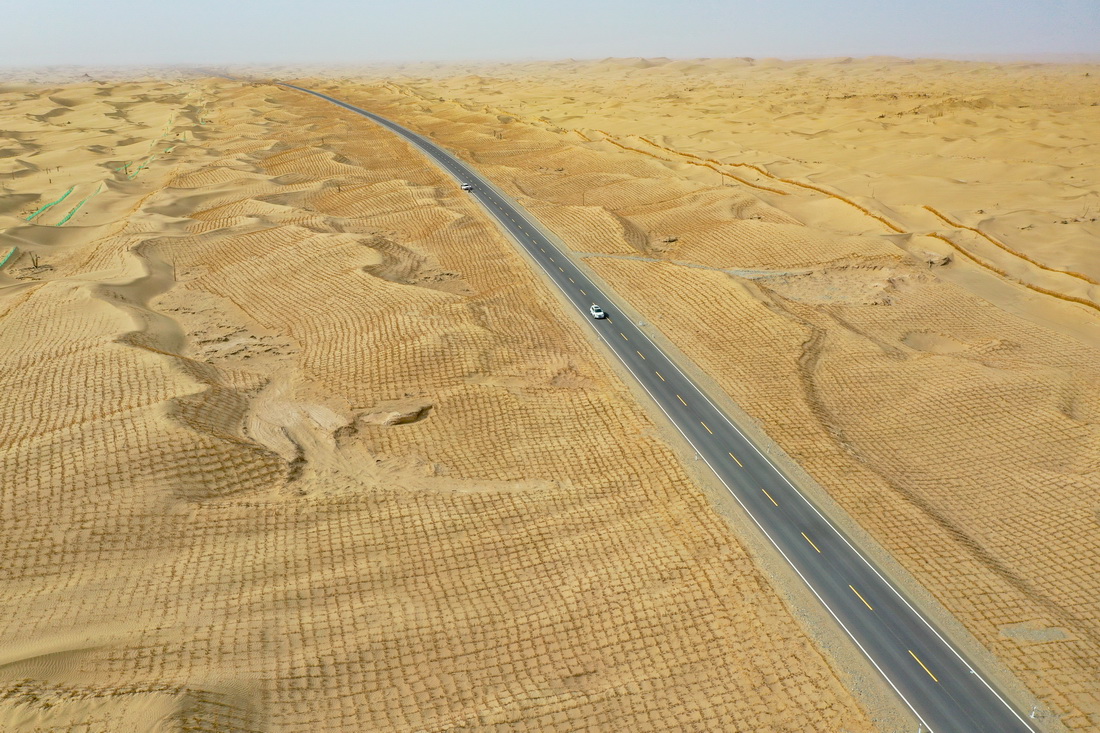 新疆尉犁至且末沙漠公路（2022年6月25日摄，无人机照片）。该公路是我国建成的第三条穿越塔克拉玛干沙漠的交通要道。新华社记者 李响 摄