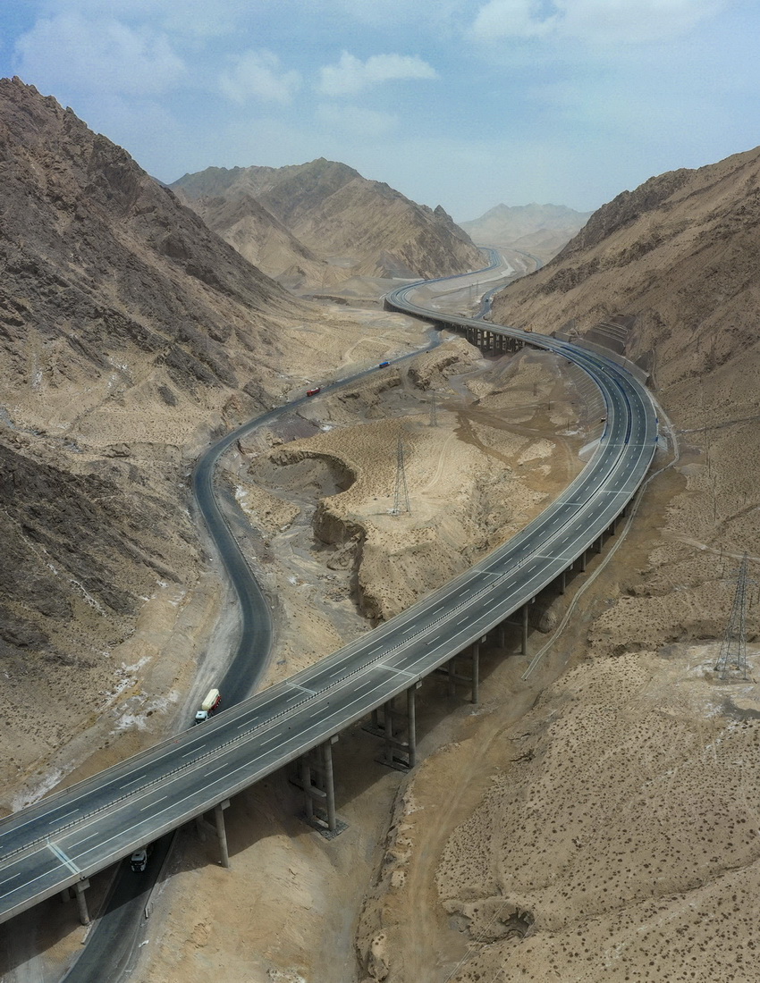 新疆依吞布拉克至若羌高速公路穿越阿爾金山（2022年5月9日攝，無人機照片）。新華社發（若羌縣融媒體中心供圖）