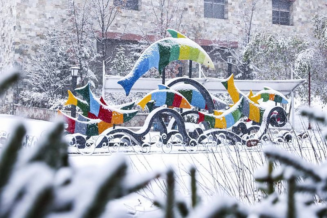 這是10月10日在長白山萬達國際度假區拍攝的雪景。新華社發（陳慧 攝）