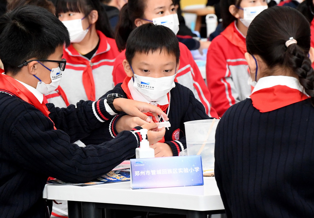 10月12日，學生在河南省科技館收看“天宮課堂”第三課時做實驗。新華社記者 李安 攝