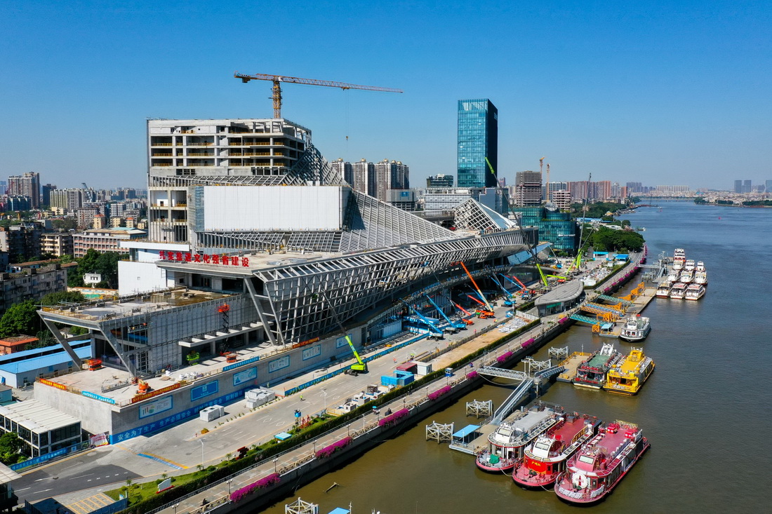 �㶫�����ݡ��㶫�������Ļ��Ų�չʾ���ġ��㶫��ѧ�ݡ����ݺ�һ��������350�ף��߽�80�ף�����һ�ҡ��Ļ����֡��﷫�齭��10��12���㣬���˻���Ƭ����