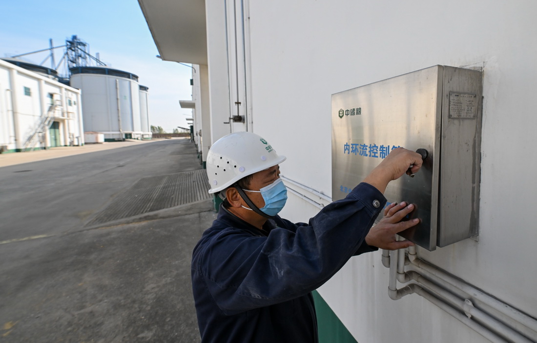 10月12日，在中央储备粮天津东丽直属库有限公司东丽库区，工作人员打开内环流控制系统，调节仓房温度。