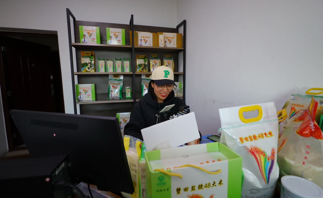 10月18日，在辽宁沈阳辽北七星米业有限公司，工作人员在网上销售大米。