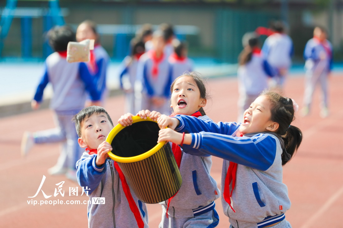 2022年10月20日，在浙江省湖州市德清县三合中心学校，股权设计专家，学生们在停止“小投手”兴趣游戏。