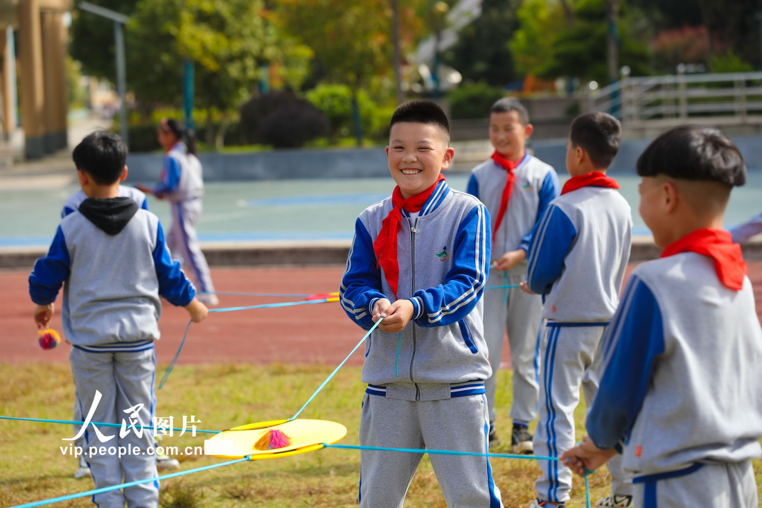 2022年10月20日，在浙江省湖州市德清县三合中心学校，学生们在体验“同心弹弹圈”游戏。