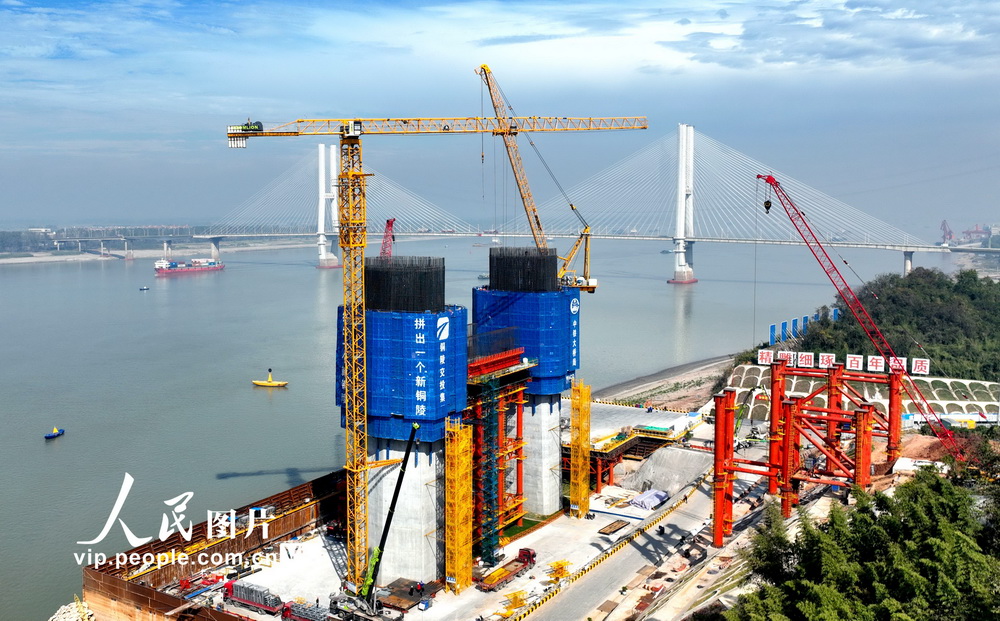 2022年10月20日，中鐵大橋局施工人員在G3（京台高速）銅陵長江公鐵大橋4號墩主塔上安裝第七節塔柱鋼筋。