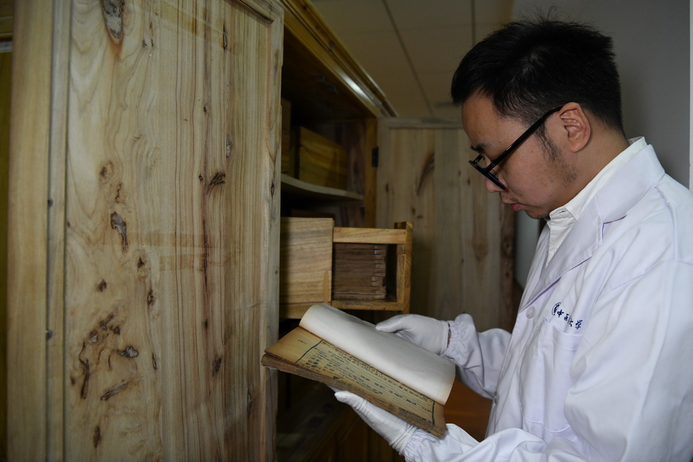 10月20日，安徽中医药大学图书馆古籍部主任邓勇查看中医古籍。