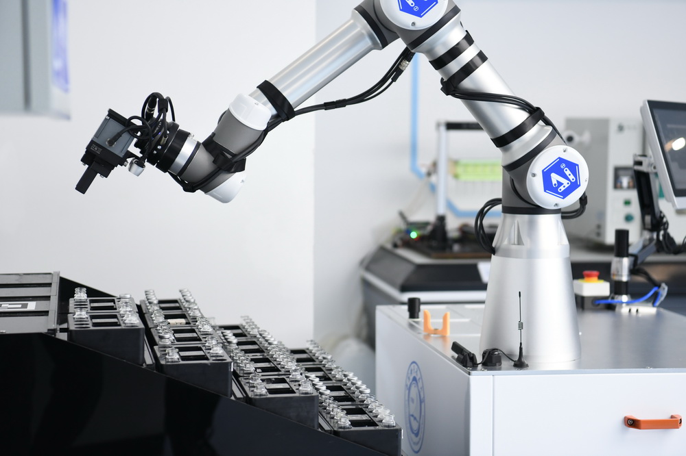10月21日，“機器化學家”在進行化學實驗。