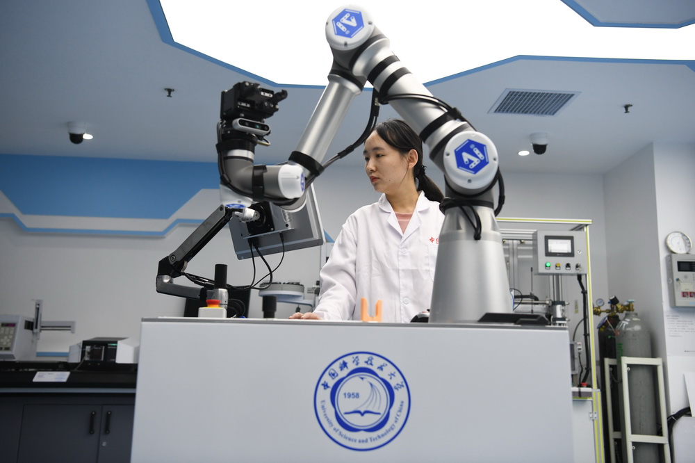 10月21日，中國科學技術大學博士研究生趙路遠在實驗室調試“機器化學家”。
