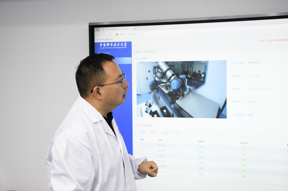 10月21日，中國科學技術大學化學物理系江俊教授在實驗室介紹“機器化學家”的操作系統。