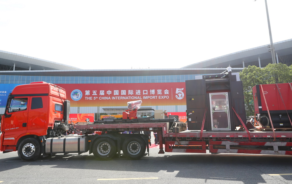 10月24日，裝載首批進館展品的卡車抵達國家會展中心（上海）。