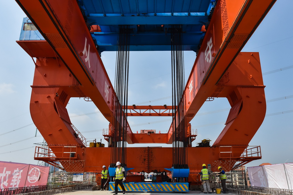 10月25日，施工人員在增江特大橋架梁現場進行配合作業。