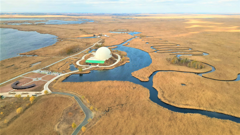 這是黑龍江扎龍國家級自然保護區秋景（2022年10月21日攝，無人機照片）。