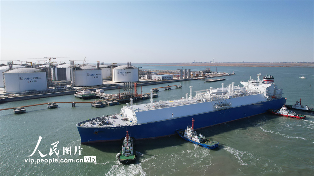 11月1日，裝載6萬噸液化天然氣的“耐力”號LNG運輸船靠泊中國石化天然氣分公司天津LNG接收站1號泊位。