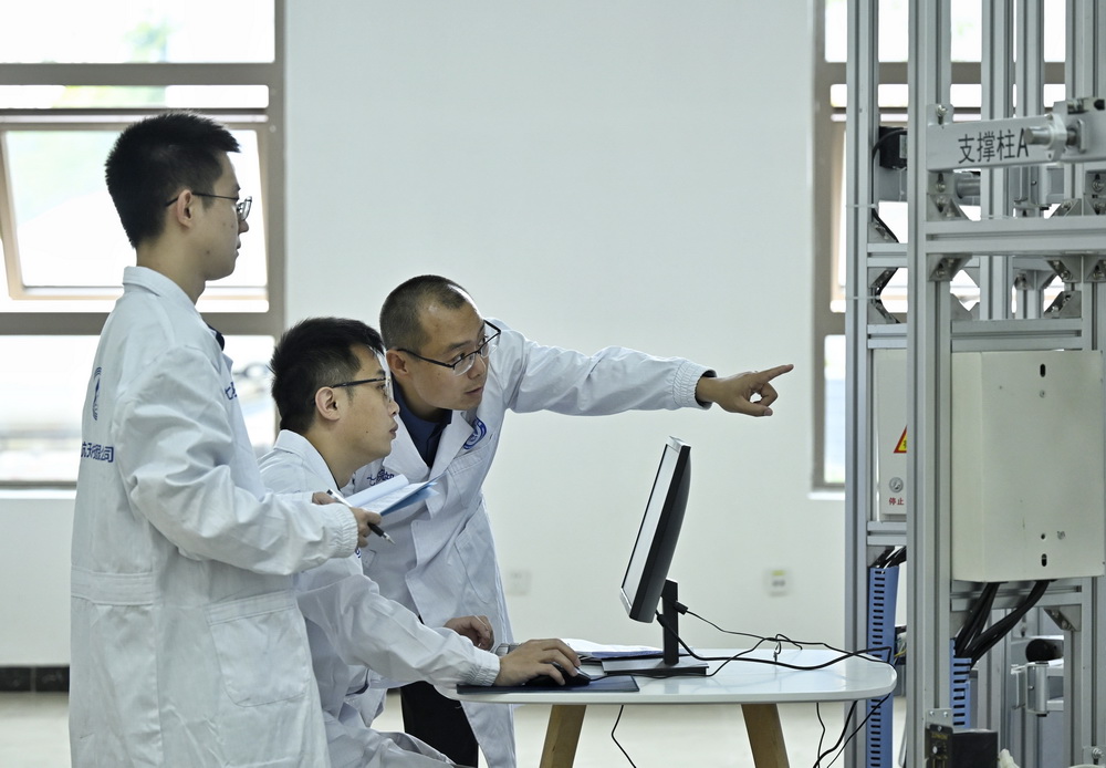 10月19日，中国航天科技集团有限公司第七研究院第七设计部宇航团队成员在探讨方案。