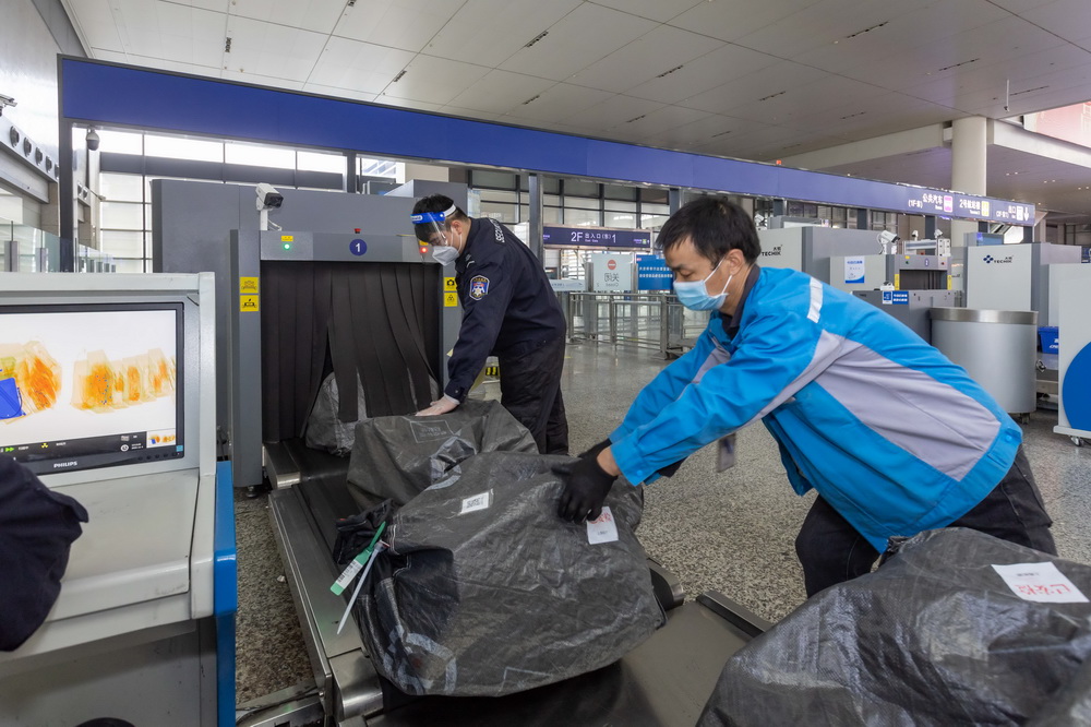 11月1日，在上海虹桥站内货物专用安检口，铁路工作人员搬运通过安检的货物。