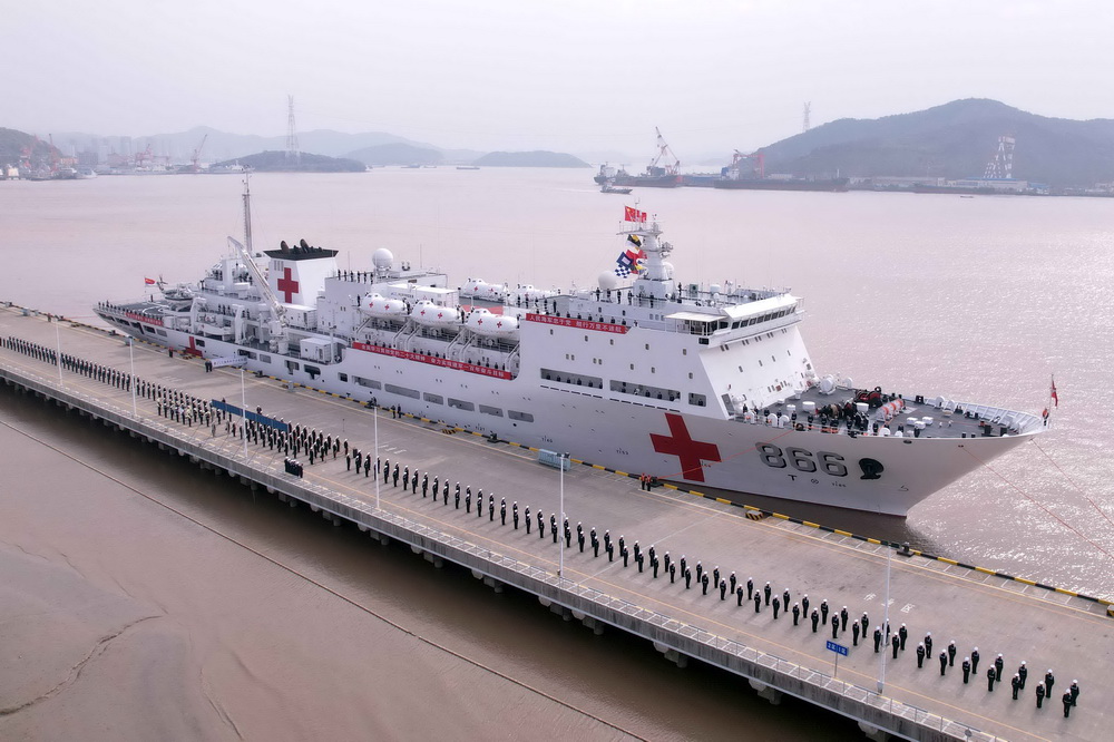 11月2日，执行“和谐使命-2022”任务的中国海军“和平方舟”号医院船从浙江舟山某军港解缆起航。这是欢送仪式现场（无人机照片）。新华社发（刘锋 摄）