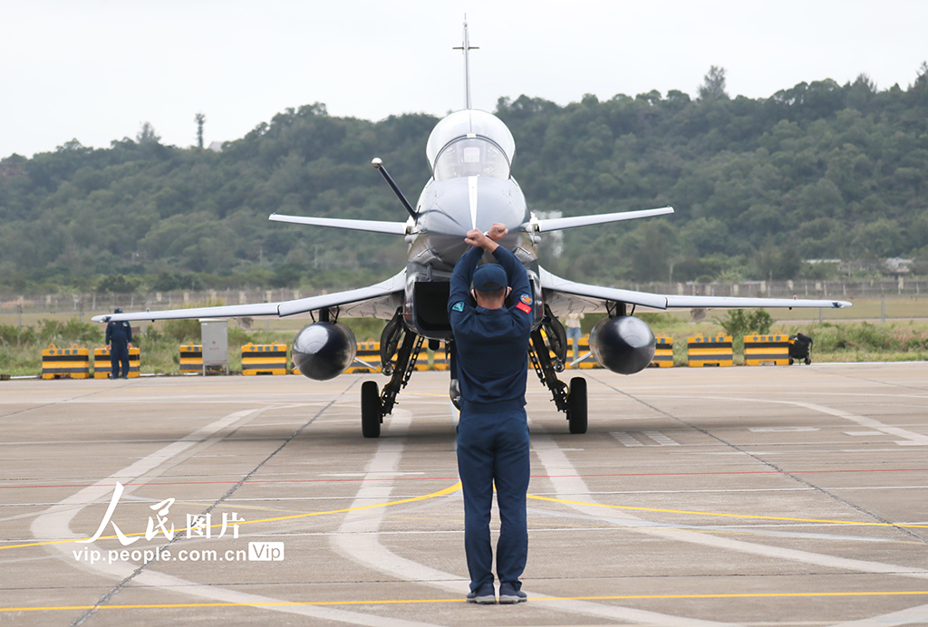 “八一”飞行表演队抵达广东珠海