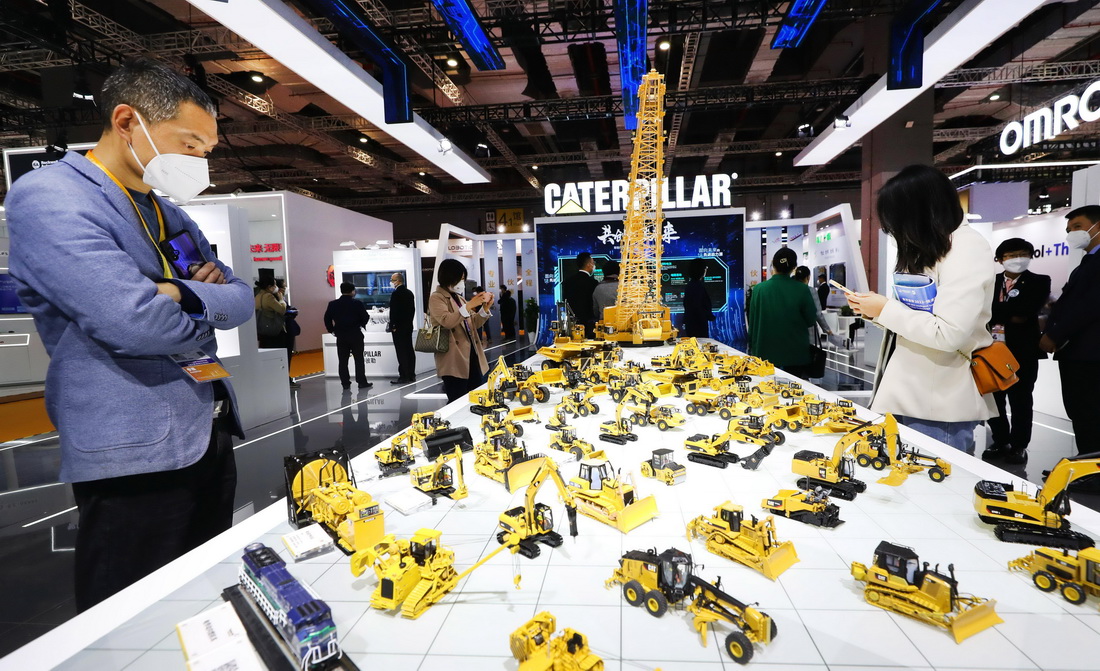 11月5日，參觀者在第五屆進博會技術裝備展區參觀工程機械模型。 新華社記者 方喆 攝