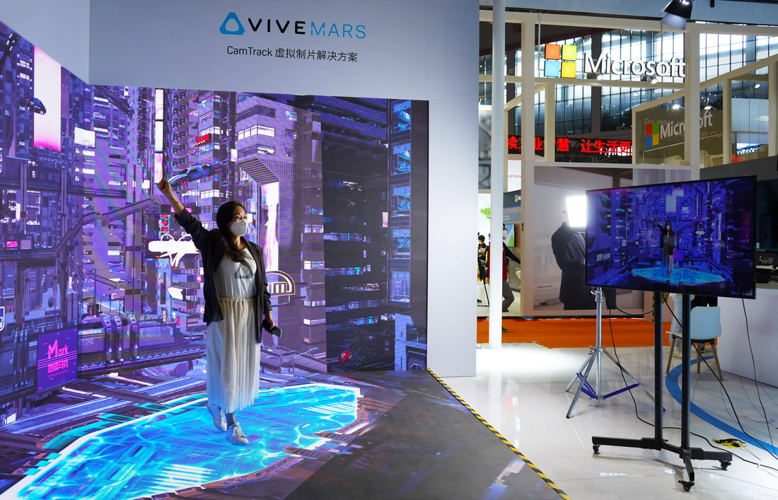 11月5日，參觀者在第五屆進博會技術裝備展區人工智能專區體驗虛擬制片解決方案。 新華社記者 金皓原 攝