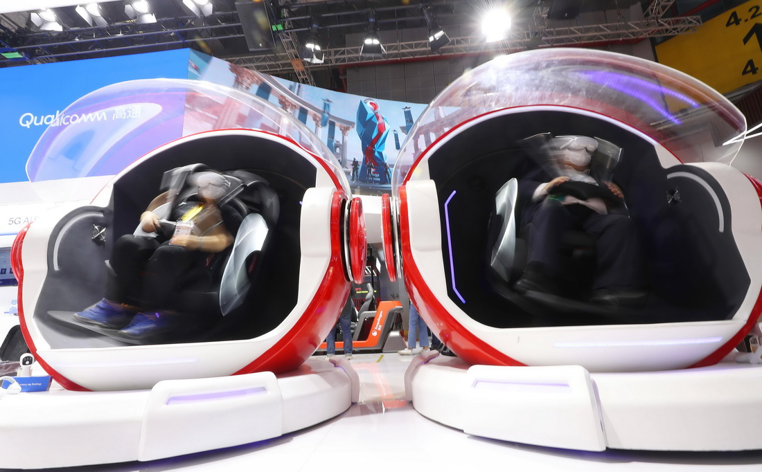 11月5日，參觀者在第五屆進博會技術裝備展區體驗一款VR游戲座椅。 新華社記者 方喆 攝
