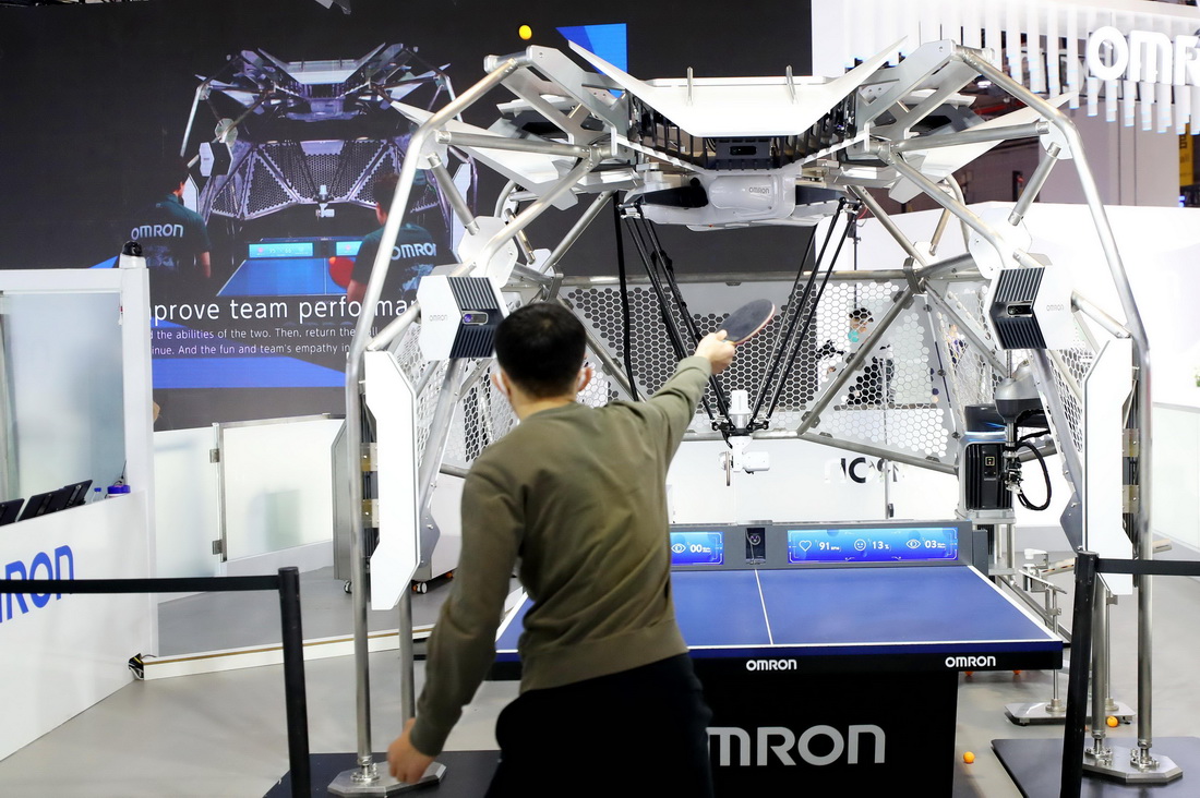 11月5日，參觀者在第五屆進博會技術裝備展區與“乒乓球機器人”互動。 新華社記者 方喆 攝