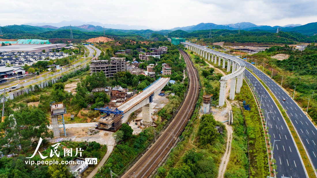 2022年11月5日，清远磁浮旅游专线长隆特大桥跨京广铁路连续梁施工施工现场。