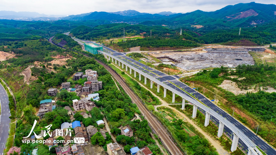 2022年11月5日，清远磁浮旅游专线长隆特大桥跨京广铁路连续梁施工施工现场。