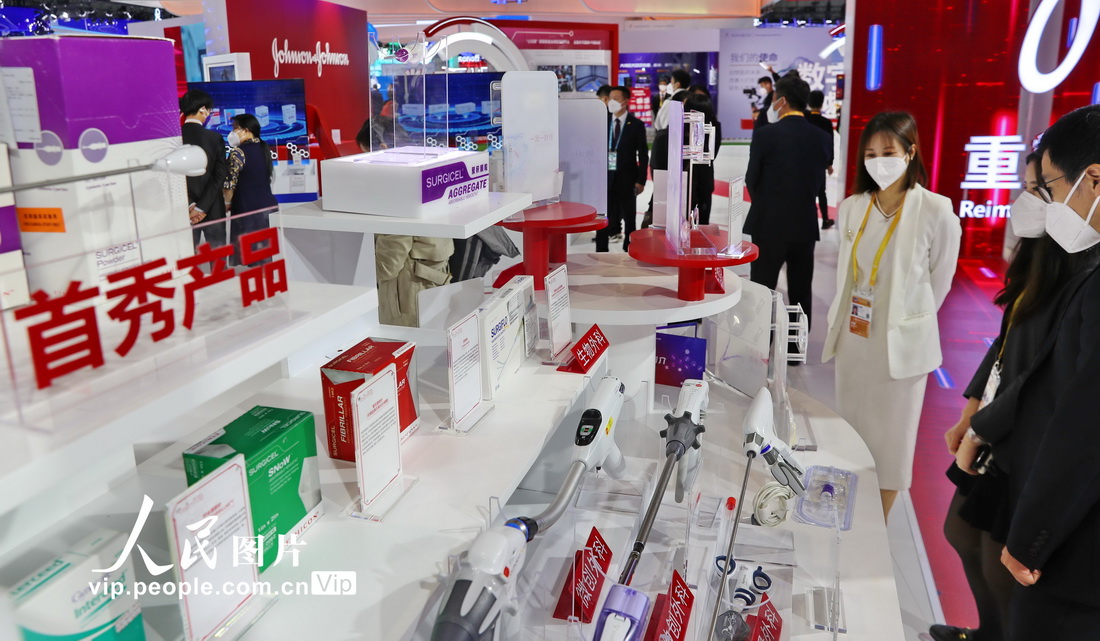 2022年11月6日，第五屆中國國際進口博覽會醫療器械及醫藥保健展區，全球首秀的多種藥品。