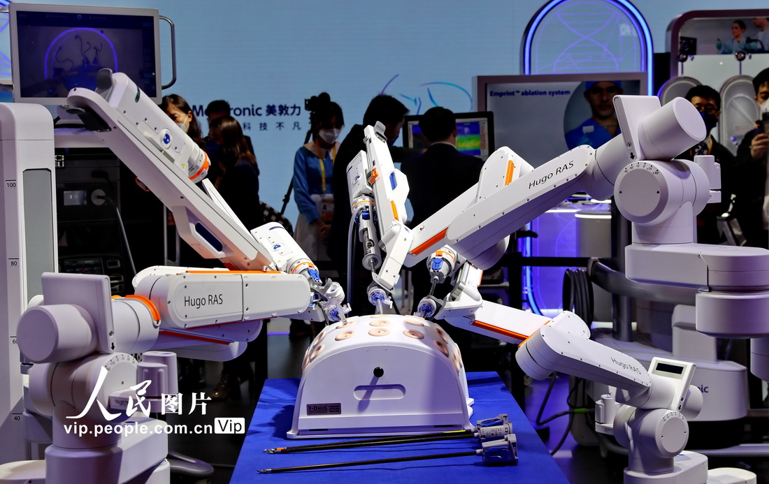 2022年11月6日，第五屆中國國際進口博覽會醫療器械及醫藥保健展區，中國首展的美敦力外科手術機器人。  