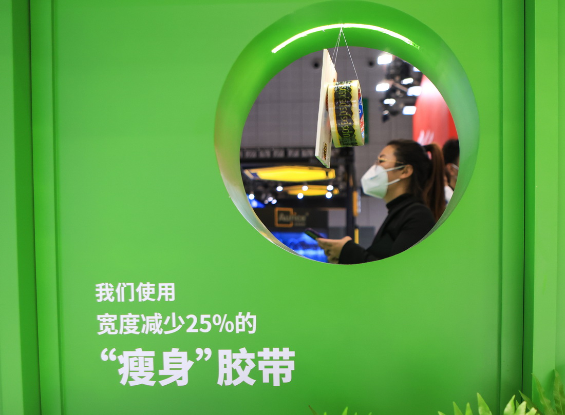 11月7日在第五屆進博會服務貿易展區拍攝的快遞運輸企業環保用材展示。新華社記者 李京 攝