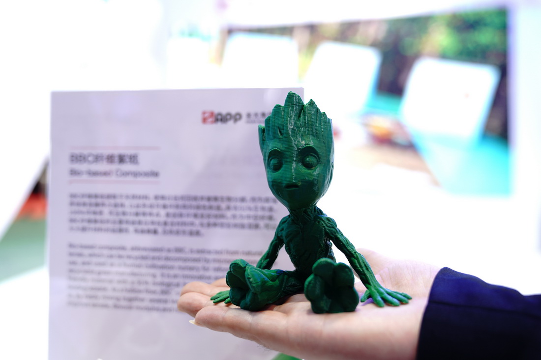 11月7日，參展人員在第五屆進博會上展示用“BBC纖維絮紙”3D打印的玩具。“BBC纖維絮紙”提取於天然材料，使用過后可回收分解。新華社記者 張建鬆 攝