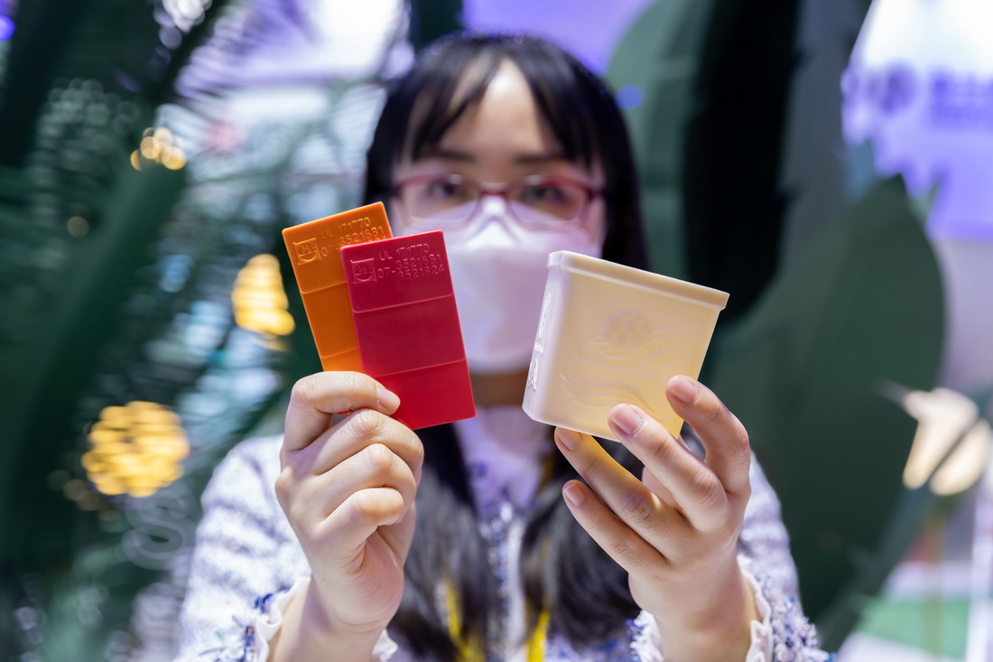 1月7日，工作人員在第五屆進博會上展示創新纖維素生物基材“BBC纖維絮紙”。新華社記者 王翔 攝