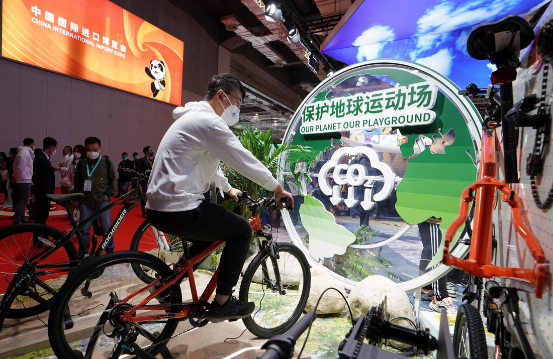 11月6日，在第五屆進博會消費品展區，迪卡儂推出全球首發新品“生態設計山地自行車”。新華社記者 劉穎 攝